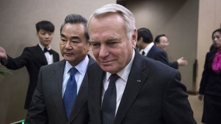 Jean-Marc Ayrault, ministre des Affaires étrangères en Chine en compagnie de son homologue chinois&nbsp;Wang Yi, le 31 Octobre 2016. (FRED DUFOUR / AFP)