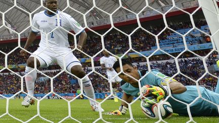 Le gardien hondurien Noel Valladares marque contre son camp &agrave; la 48e minute du match entre la France et le Honduras, lors de la Coupe du monde 2014, &agrave; Porto Alegre (Br&eacute;sil), le 15 juin 2014. (FRANCK FIFE / AFP)