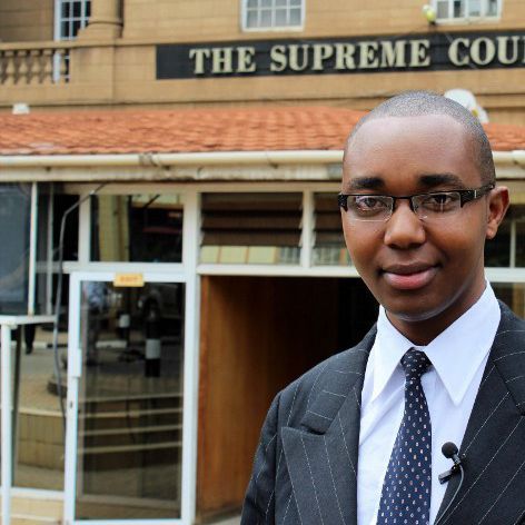 Le jeune avocat kenyan Félix Kiprono devant le siège de la cour suprême à Naïrobi le 28 Mai 2015 (Photo AFP)