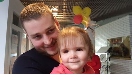 Corentin et sa fille Lucie, deux ans, qui a pu bénéficier du traitement contre l'amyotrophie spinale infantile. (SOLENNE LE HEN / FRANCEINFO)