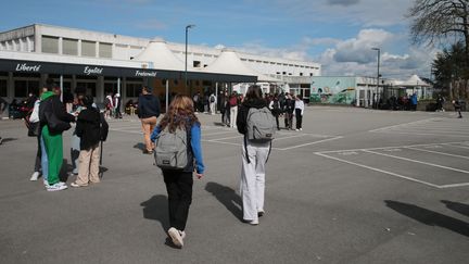 Des collégiens dans la cour d'un collège de Pontivy (Morbihan), le 27 mars 2023. (LIONEL LE SAUX / MAXPPP)