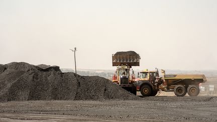 Des camions à la mine de charbon de Khutala, à Mpumalanga (Afrique du Sud), le 29 septembre 2022. (LUCA SOLA / AFP)