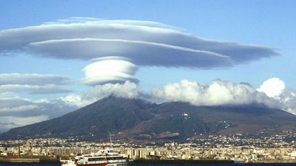 Depuis sa dernière éruption en 1944, même les flancs du volcan ont été pris d’assaut par une urbanisation galopante au point d’encercler directement le cratère au-delà du «périmètre rouge» instauré par les autorités. Et à 12 km à peine, se trouve Naples, deuxième plus grande agglomération d’Italie avec ses 4 millions d’habitants. C’est dire si le risque de catastrophe est grand en cas de réveil. Rendu célèbre par la découverte au 18e siècle des restes remarquablement préservés de Pompéi et d’Herculanum ensevelies lors de la terrible éruption de l’an 79, le menaçant Vésuve vient de faire l’objet d’une découverte scientifique étonnante. Dans ses eaux chaudes, se cache une enzyme capable de venir à bout de toutes sortes d’infections. Mais pas de ses effusions de lave. (CARLO MARI / PHOTONONSTOP)