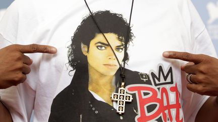 Le r&eacute;alisateur am&eacute;ricain Spike Lee a port&eacute; ce tee-shirt, &agrave; l'effigie de l'album&nbsp;"Bad 25",&nbsp;lors de de la soir&eacute;e organis&eacute;e pour sa sortie, le 31 ao&ucirc;t. (MAX ROSSI / REUTERS)