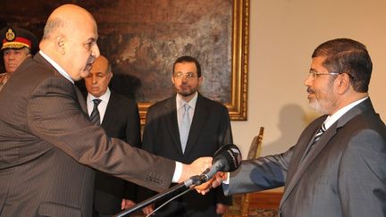 Le vice-pr&eacute;sident &eacute;gyptien Mahmoud Mekki (&agrave; gauche) et le pr&eacute;sident &eacute;gyptien Mohamed Morsi le 12 ao&ucirc;t 2012 au palais pr&eacute;sidentiel du Caire.&nbsp; (EGYPTIAN PRESIDENCY / AFP)