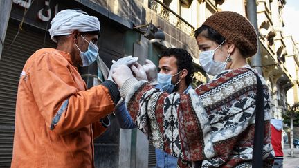 Au Caire en Egypte, des habitants portent des masques pour se protéger du coronavirus, le 21 mars 2020. (ZIAD AHMED / NURPHOTO)