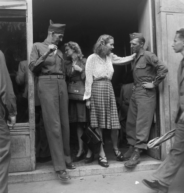 Des soldats américains devant un bar, Paris, France, 1946
 (Paul Senn)