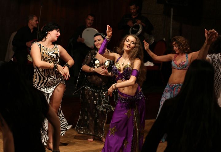 Des danseuses du ventre lors d’un spectacle dans un hôtel&nbsp;au Caire, le 12 décembre 2012.&nbsp; (PATRICK BAZ / AFP)