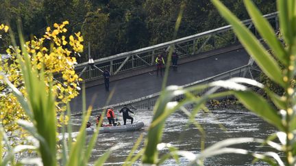 Les secours sont à l'œuvre dans l'eau du Tarn, après l'effondrement d'un pont suspendu à Mirepoix-sur-Tarn (Haute-Garonne), le&nbsp;18 novembre 2019.&nbsp; (ERIC CABANIS / AFP)