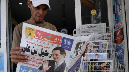 Un homme lit un journal qui titre sur la mort de l'ancien dictateur tunisien Zine el-Abidine Ben Ali, le 20 septembre 2019 à Tunis. (FETHI BELAID / AFP)