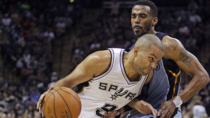 Tony Parker à l'attaque de la défense de Conley