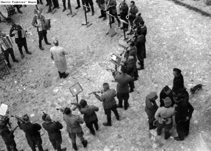  L'orchestre des déportés dans le KL Lviv-Janowska (Pologne) joue pendant l'exécution des 
prisonniers russes. 1941-1945
 (FORUM VOIX ETOUFFEES-CEMUT)