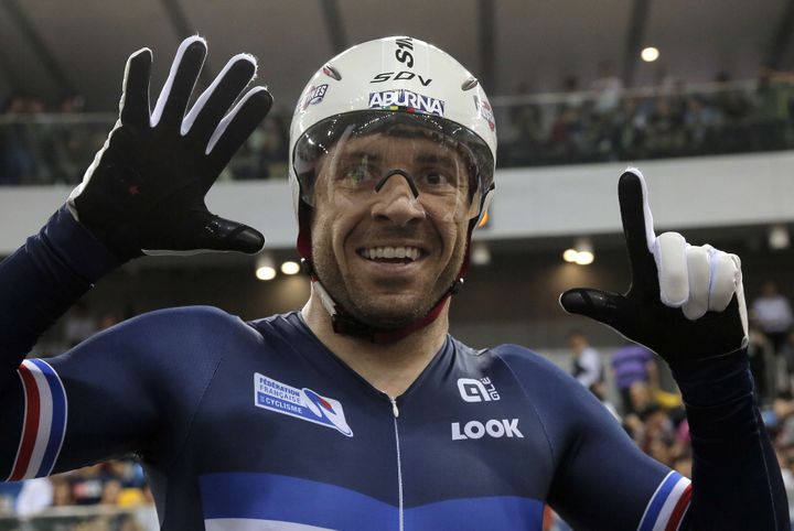 François Pervis savoure sa victoire après avoir remporté le contre-la-montre masculin du 1 km aux championnats du monde de cyclisme sur piste à Hong-Kong, le 16 avril 2017.  (KIN CHEUNG/AP/SIPA / AP)