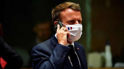 Le président de la République française Emmanuel Macron au téléphone lors d'un sommet européen à Bruxelles le 20 juillet 2020. (JOHN THYS / POOL)