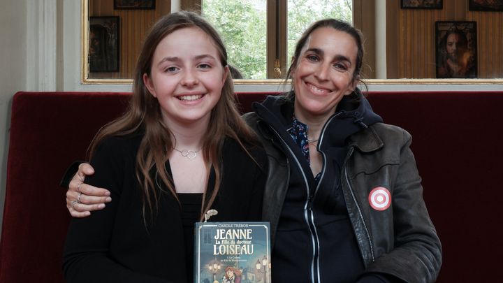 Chloé, finaliste du Centre-Val de Loire et son auteur Carole Trébor, à la Comédie Française.&nbsp; (Marine Ritchie)