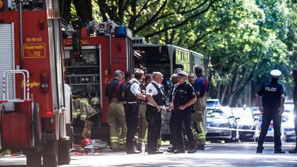 Plusieurs passagers ont été blessés dans une attaque au couteau dans un bus, vendredi 20 juillet, au nord de l'Allemagne. (AFP)