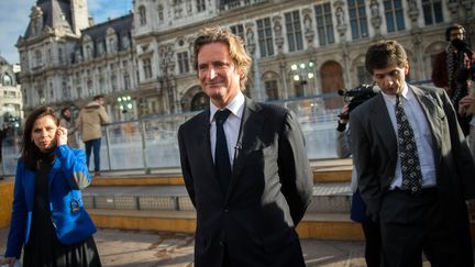 Charles Beigbeder, entour&eacute; de G&eacute;raldine Poirault-Gauvin et de Serge Federbusch, le 7 janvier 2014, devant l'h&ocirc;tel de ville de Paris. (MARTIN BUREAU / AFP)