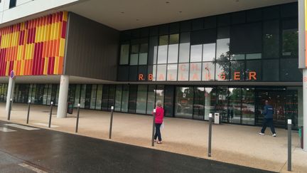 L'entrée de l'hôpital Robert-Ballanger à Aulnay-sous-Bois (Seine-Saint-Denis), août 2019 (HAJERA MOHAMMAD / FRANCEBLEU PARIS / RADIO FRANCE)