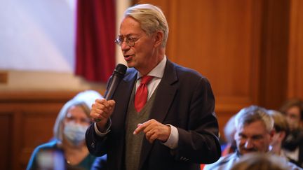 Philippe Marini, maire LR de Compiègne, lors d'une réunion publique à Amiens le 10 novembre 2021. (DOMINIQUE TOUCHART / MAXPPP)