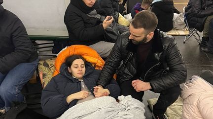 Pierre Marezcko, Français installé en Ukraine, et sa femme Victoria, ont choisi de passer la nuit dans une station de métro du nord de Kiev, la capitale du pays, le 24 février 2022. (PIERRE MAREZCKO)