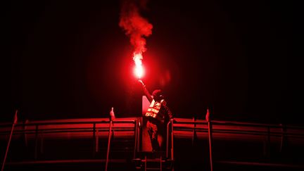 Un manifestant en "gilet jaune" sur le périphérique de Caen (Calvados), le 18 novembre 2018.&nbsp; (CHARLY TRIBALLEAU / AFP)