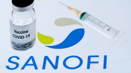 Le logo de Sanofi, une seringue et un échantillon estampillé "Vaccin Covid-19". (JOEL SAGET / AFP)