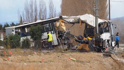 Le car scolaire entré en collision avec un TER sur un passage à niveau à Millas (Pyrénées-Orientales), au lendemain de l'accident mortel, le 15 décembre 2017.&nbsp; (RAYMOND ROIG / AFP)