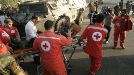 Un soldat français blessé est évacué après l'explosion d'une bombe au passage d'un véhicule de la Finul (26-07-2011) (AFP / Mahmoud Zayyat)