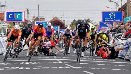 Arvid de Kleijn (maillot orange et violet), derrière Sam Welsford (en noir au centre), finalement déclassé lors de la première étape des 4 jours de Dunkerque, le 3 mai 2022, à Aniche (Nord). (FRANCOIS LO PRESTI / AFP)