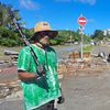 Un jeune militant indépendantiste tient un barrage dans le quartier de Rivière-Salée, à Nouméa (Nouvelle-Calédonie), le 24 mai 2024. (RAPHAEL GODET / FRANCEINFO)