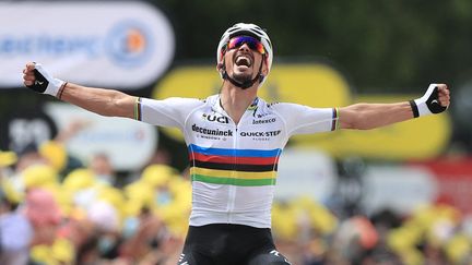 Julian Alaphilippe lors de sa victoire sur la première étape du Tour de France 2021. (CHRISTOPHE PETIT TESSON / AFP)