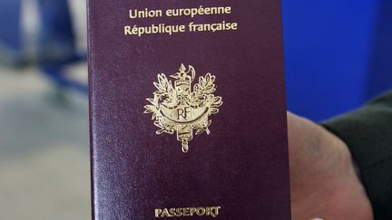 Un passeport fran&ccedil;ais &agrave; l'a&eacute;roport Roissy Charles de Gaulle. (PIERRE VERDY / AFP)