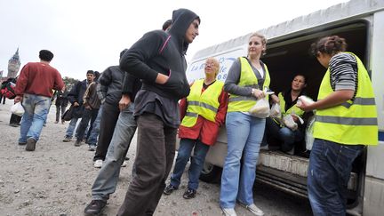 De la nourriture distribuée à des migrants, à Calais, en septembre 2009.&nbsp; (PHILIPPE HUGUEN / AFP)