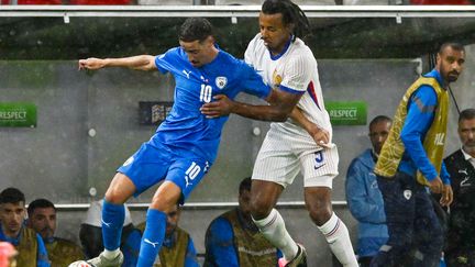 L'Israëlien Dolev Haziza face au Français Jules Koundé, lors du match de Ligue des nations entre Israël et la France, le 10 octobre 20224 à Budapest (Hongrie). (VINCENZO ORLANDO / AFP)