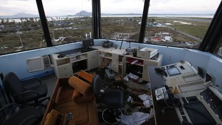 La tour de contr&ocirc;le de l'a&eacute;roport de Tacloban a &eacute;t&eacute; balay&eacute;e par le typhon, d&eacute;voilant un paysage d&eacute;vast&eacute;. (ERIK DE CASTRO / REUTERS)