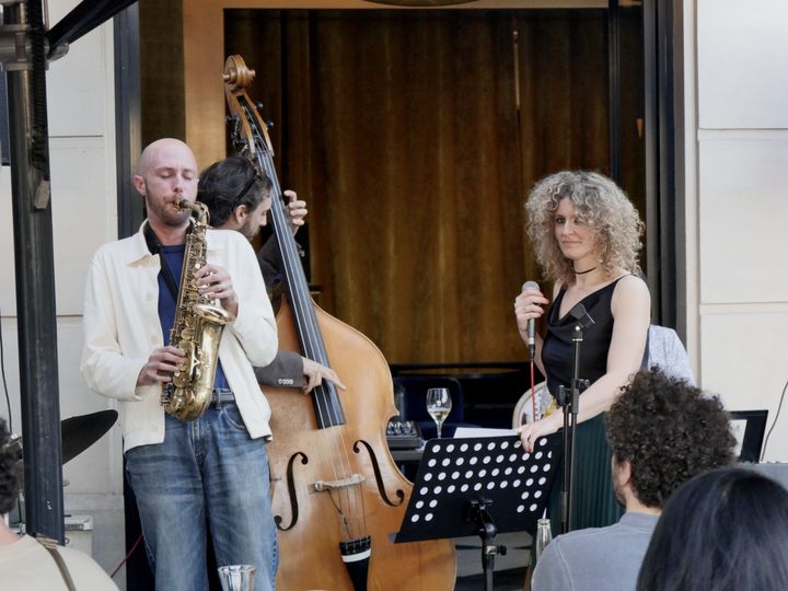 Un groupe de jazz sur la terrasse d'un café dans le quartier de&nbsp;Chatelet, à Paris, le 21 juin 2022.&nbsp; (JEREMIE LAURENT-KAYSEN)