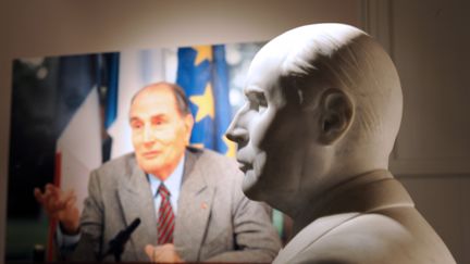 Une photo de François Mitterrand et son buste dans la maison où il est né à Jarnac.&nbsp; (JEAN-PIERRE MULLER / AFP)