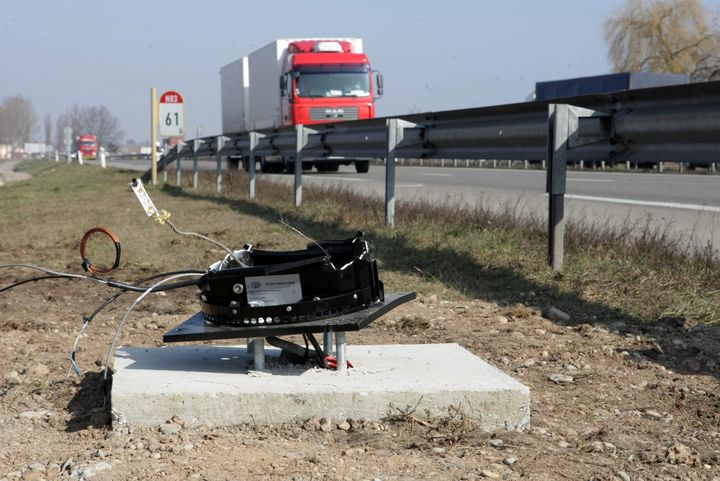 Un radar vandalis&eacute; &agrave; Ostheim (Haut-Rhin), le 4 mars 2013. (MAXPPP  )