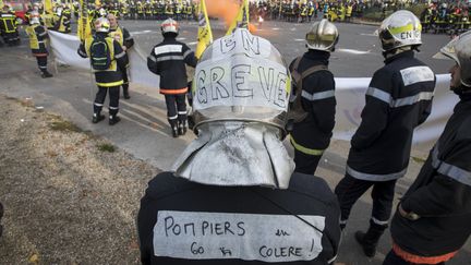 Un millier de pompiers professionnels manifestent à Paris