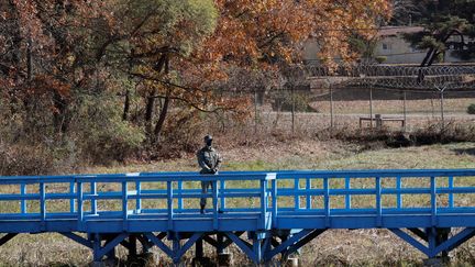 Un soldat sud-coréen&nbsp;dans la zone démilitarisée (DMZ) qui divise la péninsule coréenne, le 4 novembre 2020. (LEE JIN-MAN / AFP)