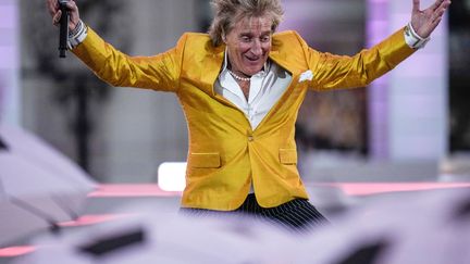 Le chanteur Rod Stewart se produit devant Buckingham Palace lors de la fête du jubilé de platine, à Londres, le 4 juin 2022. (ALASTAIR GRANT / AFP)