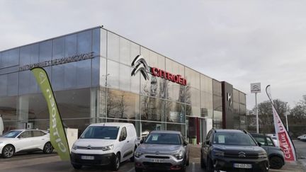 La marque française Citroën alerte sur la détérioration du gaz contenu dans certains airbags : dans une vingtaine de pays, le constructeur rappelle en tout 600 000 voitures. (franceinfo)