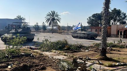 Un char de l'armée israélienne entre au côté palestinien du point de passage de Rafah avec l'Egypte, le 7 mai 2024. (ISRAELI ARMY)