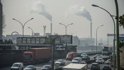 Vue du ciel de Paris et du p&eacute;riph&eacute;rique de la porte de Bercy, lors du pic d'alerte aux particules fines en Ile-de-France, le 14 mars 2014. (  MAXPPP)