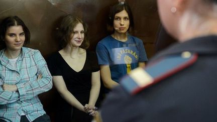 Trois membres de Pussy Riot dans une cage de verre au tribunal de Moscou (17 août 2012)
 (Natalia Kolesnikova / AFP)