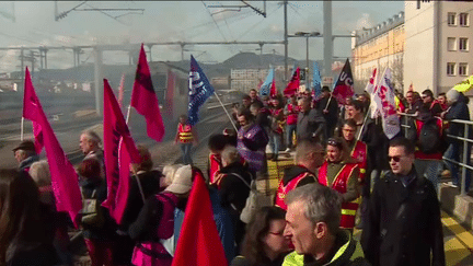 Une nouvelle journée de mobilisation contre la réforme des retraites est prévue jeudi 23 mars à l'appel des syndicats. D'ici là, les opposants comptent bien maintenir la pression avec des blocages dans les raffineries, sur les ronds-points, dans le secteur de l'énergie et même dans les lycées comme c'était le cas lundi. (FRANCE 2)