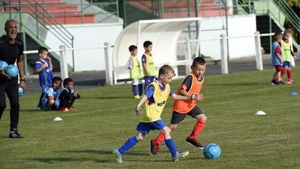 Des enfants jouent au football, le 19 septembre 2018. (FRANCOIS LO PRESTI / AFP)