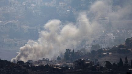 Un panache de fumée s'élève depuis le village de Meiss El Jabal, dans le sud du Liban, le 28 novembre 2024, après un bombardement revendiqué par l'armée israélienne. (JALAA MAREY / AFP)