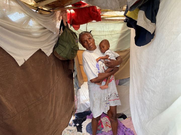 Une grand-mère et sa petite fille dans un abri de fortune après avoir perdu leur maison.&nbsp; (BORIS LOUMAGNE / RADIO FRANCE)