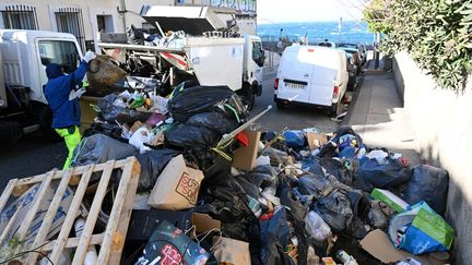 Des poubelles entassées dans les rues de Marseille, le 2 février 2022. (CHRISTOPHE SIMON / AFP)